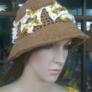 [hat058] หมวกไหมคอตตอนถักโครเชต์มีปีกสีน้ำตาลกับดอกไม้สีเหลือบ (สั่งทำ)